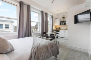 Bright Studio Apartment Next to Station